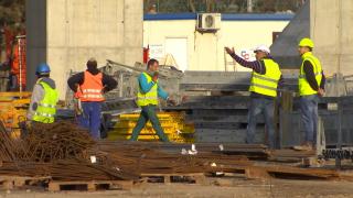 Guvernul dă bani pentru șantierele deschise de primării și consilii județene, blocate de creșterea prețurilor