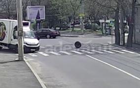 Momentul înfricoşător în care roata unei camionete se desprinde în mers şi ajunge pe trotuar, în Buzău