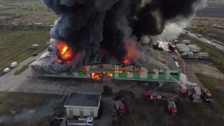 Incendiul de la hala din Timişoara: într-unul dintre depozite s-ar fi aflat un bolid de lux Rolls-Royce. "Am crezut că mai putem salva ceva"