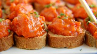 Cum se ţine Postul Paştelui la oraş: roast cu cartofi, ratatouille de legume sau dovlecei în sos tempura. Cât costă astfel de preparate