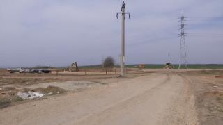 Zeci de oameni, izolaţi de drumul expres Craiova-Piteşti. Primăria recunoaşte că nu sunt soluţii şi dă vina tot pe localnici