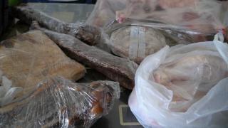 Românii pregătesc pachete cu bunătăţi de Paşte, pentru românii din străinătate. "Ca acasă nu e nicăieri"