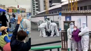 Imaginile disperării. Proteste violente în Shanghai, după ce autoritățile au transformat locuințele în unități de izolare Covid