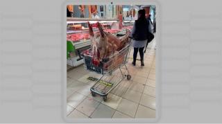 Carnea de miel e vândută direct din coşuri de cumpărături ruginite, în cea mai mare piaţă din ţară: "Cum să fie periculos?" ANPC promite controale