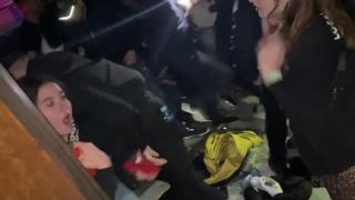 Tânărul care a folosit sprayul lacrimogen la un concert cu 300 de persoane a fost găsit de poliţişti. Dosarul penal îi vizează şi pe organizatori