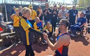 "Te doresc pentru tot restul vieţii.​ Vrei să fii soţia mea?". Un fost militar român şi-a cerut în căsătorie iubita, la jocurile Invictus