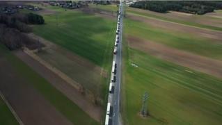O coloană uriaşă de camioane, blocată la granița dintre Polonia și Belarus în urma sancțiunilor UE
