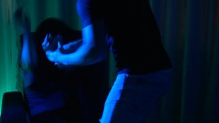 O femeie din Prahova a murit la câteva zile, după ce a fost bătută cu bestialitate de iubit. Medicii au descoperit adevărul abia la autopsie