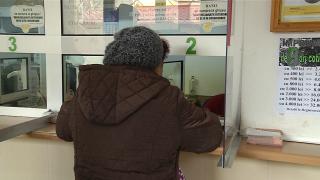 Românii se împrumută pentru masa de Paște. Tot mai săraci din cauza scumpirilor, oamenii apelează la bănci și CAR