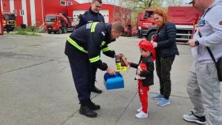 Surpriză uriaşă pentru Gabriel, un băieţel de 5 ani din Iaşi care îşi doreşte să devină pompier. Ce cadou a primit de ziua lui