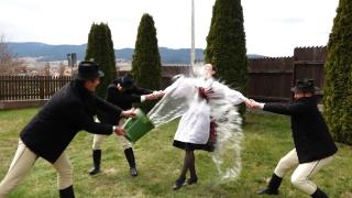 Udatul fetelor, obicei păstrat cu sfințenie în Harghita. Băieții vizitează domnișoare, iar ele speră că vor face nuntă