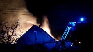 Incendiu devastator în Suceava, o casă a fost înghițită de flăcări uriașe. Pompierii s-au luptat ore în şir ca să stingă văpaia