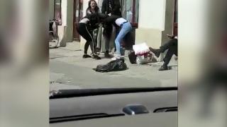 Bătaie în centrul oraşului Carei. Trei tinere şi-au ''împărţit" pumni şi picioare