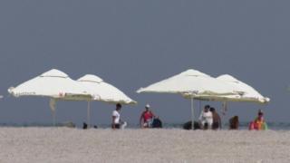 Veste bună pentru turiştii care se plângeau de distanța până la mare. Din acest an și-ar putea așeza șezlongurile chiar lângă apă