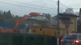 Vestita clădire "Hanul Trei Sarmale" a fost demolată. Proprietarul avea autorizaţie să o reconstruiască, dar tot a pus-o la pământ