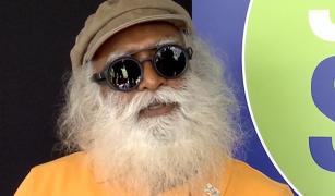 Sadhguru, cel mai cunoscut yoghin din lume a ajuns în România, după un periplu prin 31 de țări