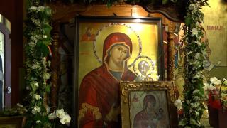 Rugăciunea ''i-a ridicat'' de pe patul suferinţei. Biserică din Sibiu, renumită pentru icoanele făcătoare de minuni care ''plâng''