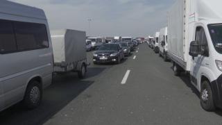 Aglomeraţie mare la Vama Nădlac. Românii care au luat calea străinătăţii se întorc acasă de Paşte