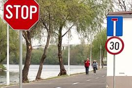 "O tâmpenie românească". Alee pietonală din Bucureşti, devenită din greşeală "şosea". Limita de viteză: 30 km la oră
