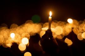 Sfânta Lumină de Paște va fi adusă în România sâmbătă seară de la Ierusalim