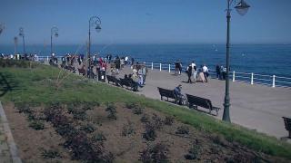 Distracţie de Paşte, la malul mării. Vremea frumoasă i-a dus pe turişti cu gândul la o zi de vară: "Ne-am întors la normalitate"