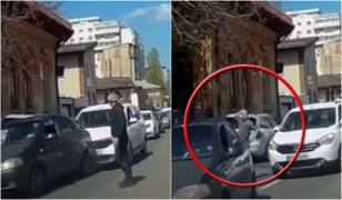 Bătaie cu toporul și spray paralizant, după o șicanare în trafic, în Capitală. Scandalul, filmat cu camera de bord