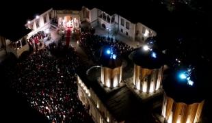 Bisericile au fost neîncăpătoare în noaptea de Înviere. Lumina Sfântă a adus bucurie în sufletele credincioşilor: ''Să fie pace!''