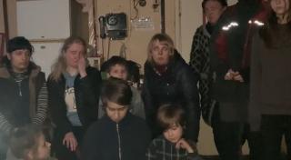 "Ajutaţi-ne! Nu mai e niciun loc unde să se poată trăi. Totul e bombardat!". Noi imagini cutremurătoare din buncărele oțelăriei Azovstal