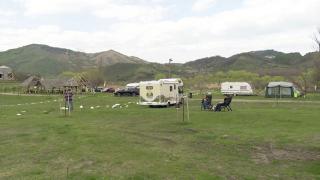 Relaxare în mijlocul naturii, departe de zgomot şi agitaţie. Cât costă o vacanţă all inclusive la rulotă