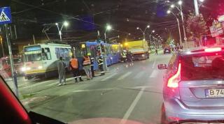 Două tramvaie s-au ciocnit în București, după ce unul dintre vatmani a schimbat greșit macazul