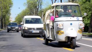 Cât costă să te plimbi cu tuk tuk-ul prin Bucureşti. Proprietarul afacerii le este şofer şi ghid