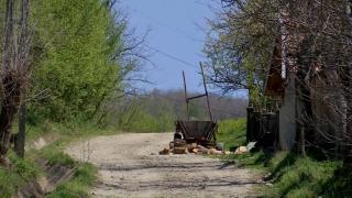 O localitate din România are doar 3 km de drum asfaltat, făcuţi cu 20 de ani în urmă