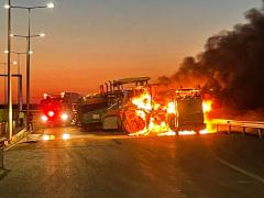 Incendiu uriaş pe şantierul drumului expres Craiova-Piteşti: Patru utilaje, distruse în proporţie de 70% după ce au luat foc