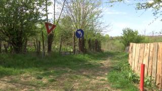 Primăria unei comune din Galaţi le-a pus semne de circulaţie pietonilor: obligatoriu la dreapta şi cedează trecerea