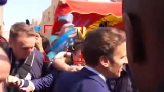 Emmanuel Macron, lovit cu roșii într-un oraș muncitoresc de lângă Paris