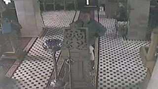 Momentul în care un bărbat din Timişoara se închină la o icoană, apoi fură din geanta unei femei. Jaful din capelă, surprins de camerele de supraveghere