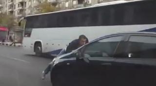 Pedeapsă dură pentru șoferița care a condus 2 km cu un bărbat pe capotă, în centrul Capitalei