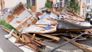 Rupere de nori în Galați și Craiova, vijelia a smuls trei acoperişuri de bloc. Unul a căzut peste mașini parcate