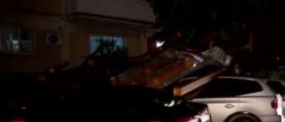 Furtuna a făcut prăpad în aproape toată ţara. La Craiova, acoperişul unui bloc a distrus mai multe maşini. În Galaţi, oamenii au fugit din calea viiturilor