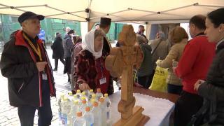 Izvorul Tămăduirii. Coadă de zeci de metri la agheasma ce ar face minuni pentru trup, la Biserica Buna Vestire din Brăila