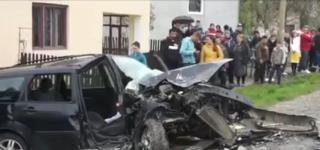 N-a mai rămas mai nimic din maşina unui tânăr de 18 ani din Bistriţa care a intrat pe contrasens. Miraculos, a supravieţuit atât el cât şi prietena lui