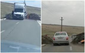 Un primar a baricadat cu pământ şi beton şoseaua asfaltată recent, să o "apere" de TIR-uri. "Ca prin strungă ne trece"