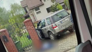 Moarte misterioasă a unui avocat din Buzău. Echipajul SMURD l-a găsit strivit între maşină şi poarta casei
