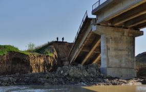 Primele explicații după prăbușirea podului din Vrancea. Doar norocul a făcut ca nimeni să nu traverseze în momentul colapsului