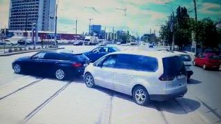 Ce a pățit vatmanul care a intrat cu tramvaiul în mai multe maşini care aşteptau la semafor, în sectorul 6