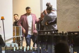 Comediantul Dave Chappelle, atacat pe scenă cu un cuțit și un pistol fals. În ajutor i-a sărit Chris Rock, cel pălmuit de Will Smith