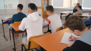 Profesorii, obligaţi să aibă case de marcat şi să dea bon fiscal la meditaţii. Ghidul taxelor pe care trebuie să le plătească dascălii