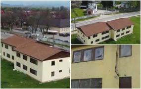 Casa NATO din Săcele, o investiție eşuată de 20 de mii de euro. Construcţia destinată persoanelor cu venituri reduse se degradează pe zi ce trece