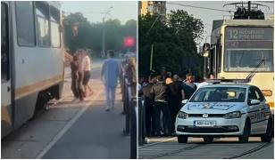 Femeie, târâtă de tramvai câţiva metri. Ar fi încercat să urce cu un cărucior în care era un bebeluş