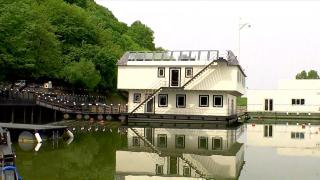 Hotelul plutitor din Satu Mare, peisaj de poveste pe Lacul Călineşti. Cât costă o noapte de cazare